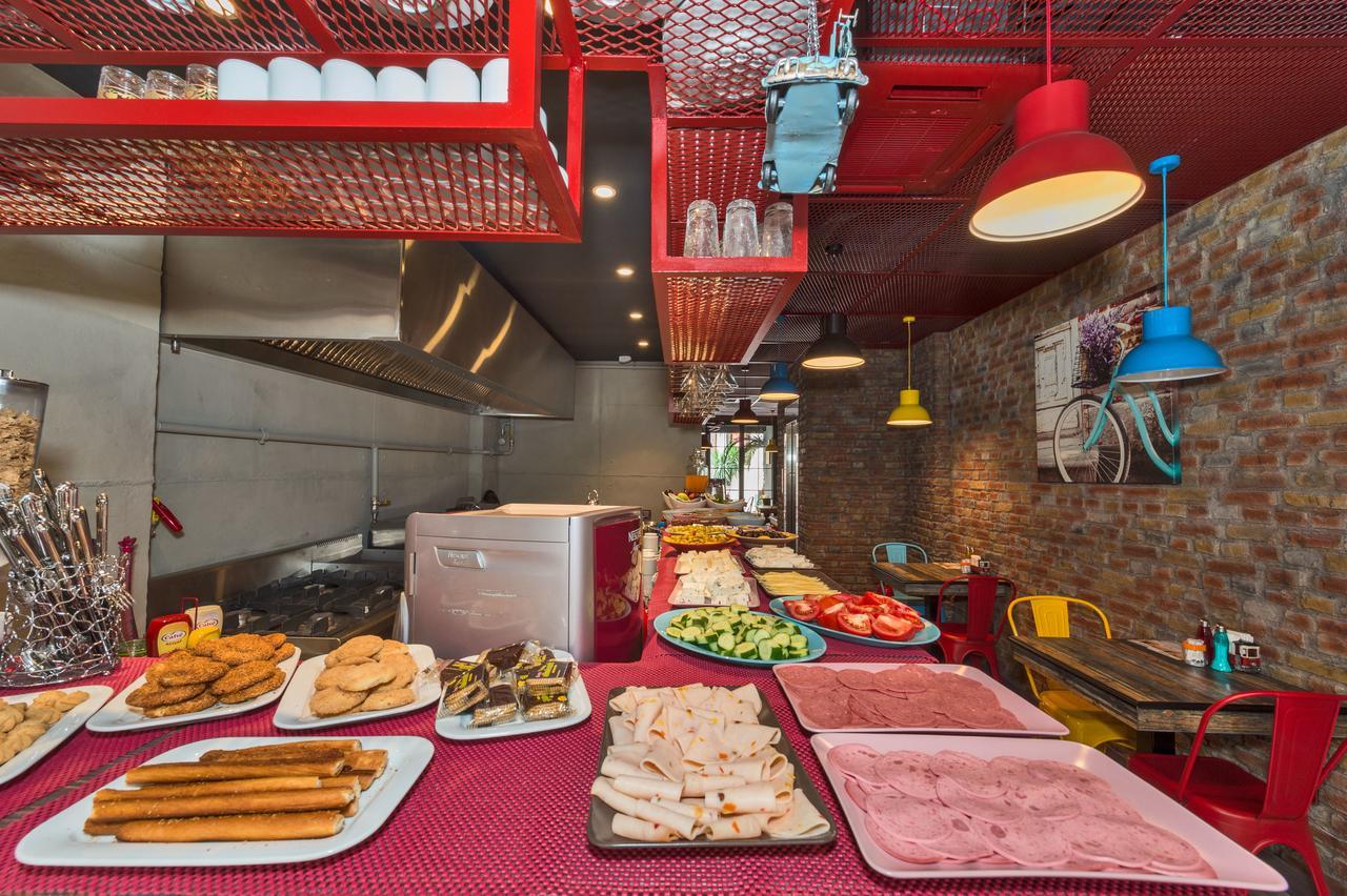 Taksim Nis - Istiklal Street Istanboel